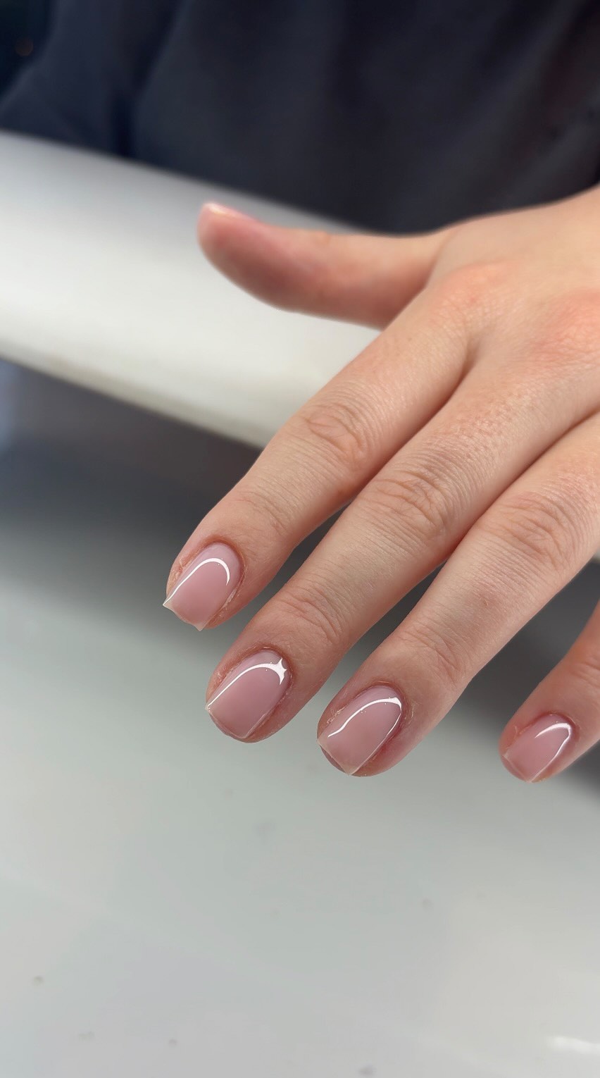 Eksklusivt negledesign med guld detaljer - Nails by Bella Sønderborg